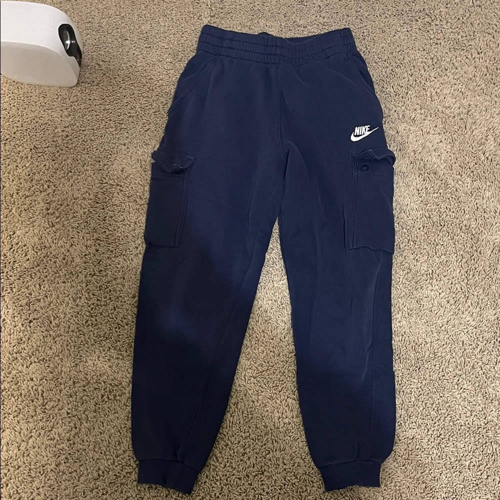 Nike navy cargo pants size is youth large.